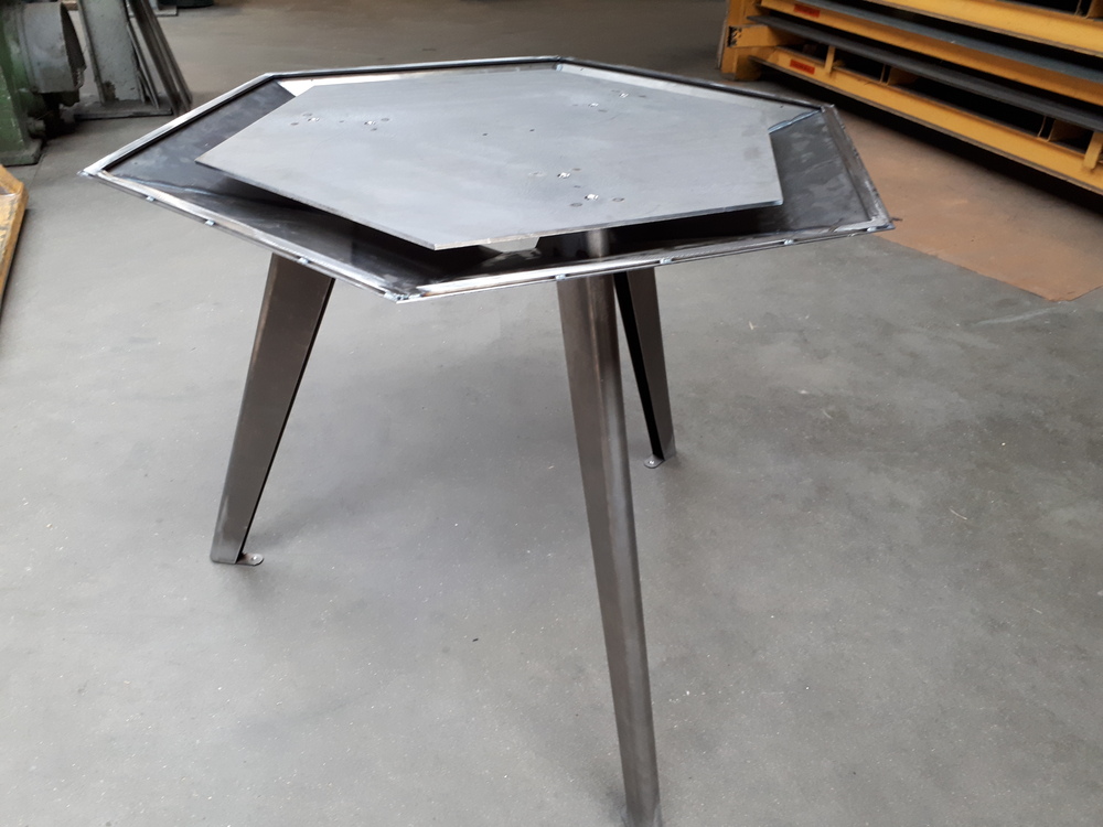 Mobilier table en tôle plié-soudé